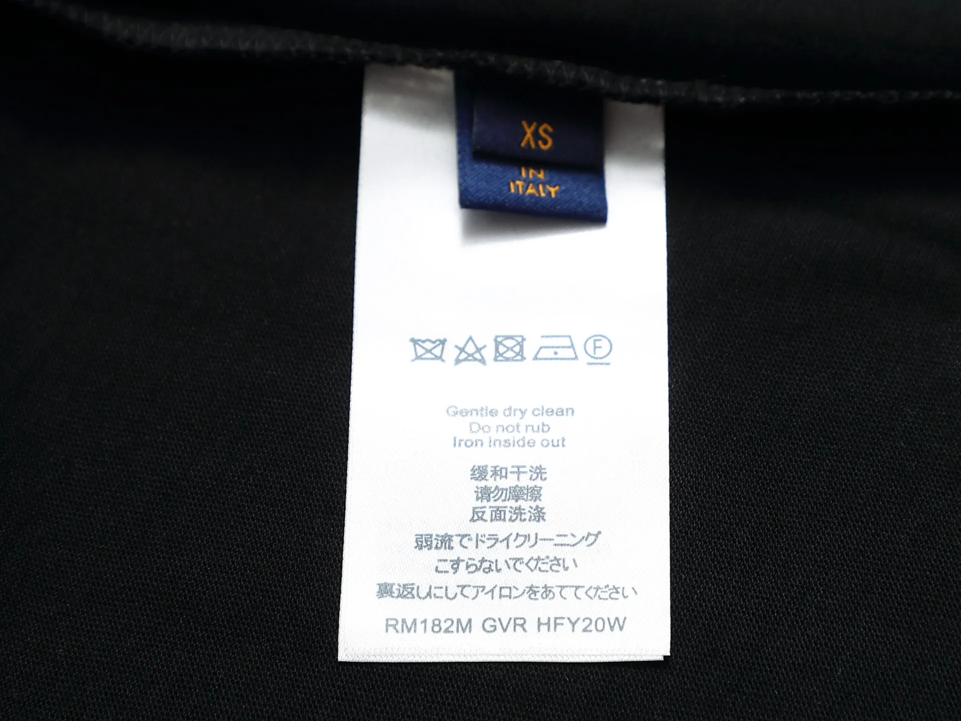🅿️170 LouisVuitton/Louis Vuitton Foam printed T-shirt short sleeves High quality🔥High version Super iconic brand logo printing pattern The original printing is reproduced one to one, using imported puree and graffiti craftsmanship. The fabric is made of pure combed cotton. It is fresh and comfortable to match with sports shoes. Suitable for shopping and dating. When layered, it looks like a blogger. Low-key and tasteful. Original fabric 260g double yarn with high weight, 100% combed cotton, custom-woven and dyed with no color difference, no pressure in and out of the counter, through-shoulder strapping process, increased washing life of clothes, no deformation, high version digital printing process, no fading, bright colors, the same style as Internet celebrity stars, regardless of age, body shape or gender, super eye-catching, very fashionable ❤️❤️, very comfortable in hand, super texture, fashionable and individual, super versatile and good-looking, a must-have for everyone Better match for couples. Hang tag, collar label, washed wheat, all three labels are complete! ! Loose fit, same style for men and women Color: black/white/color blue Size: XS S M L